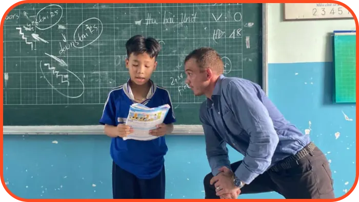 Giáo viên nước ngoài cùng học sinh trước bảng xanh
