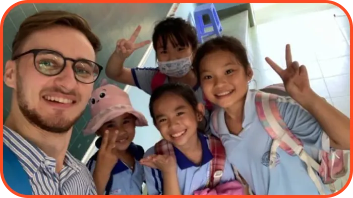 Giáo viên nước ngoài chụp ảnh cùng các em học sinh