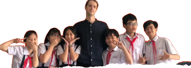Giáo viên nước ngoài chụp ảnh cùng các học sinh mặc đồng phục khăn quàng đỏ