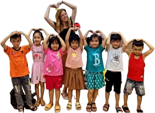 Các em nhỏ đứng cạnh nhau tạo hình trái tim